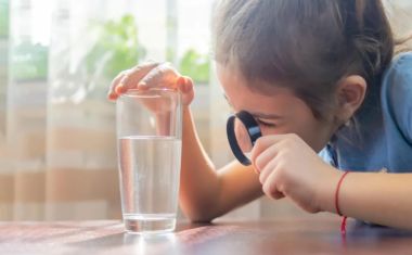 Nanoplásticos na água potável podem estar fortalecendo bactérias perigosas
