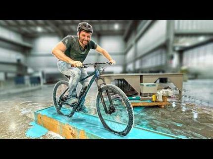 ANDAMOS de BICICLETA numa PISCINA de MAISENA!