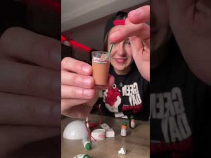 abrindo bolas surpresas de vinil, sorvete e café