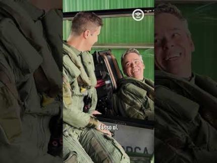 Como é o painel do F-39 Gripen por dentro?