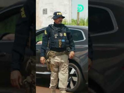 Motorista fica nervoso quando os oficiais decidem revistar o porta-malas | Operação Fronteira Brasil