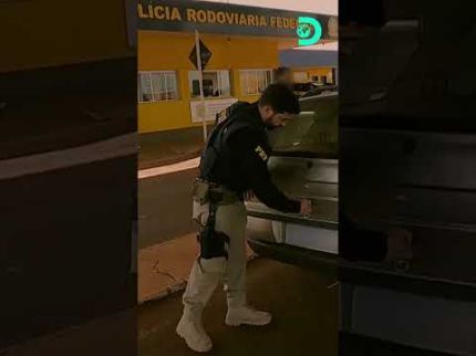 Agentes descobrem um porta-malas cheio de cigarros durante fiscalização | Operação Fronteira Brasil